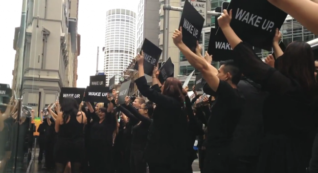 Wake Up 650x354 Samsung Stages Protest Outside of Apple Store,   Encourages Customers to 
