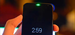 Moto X Actually Has an Awesome Green Notification Light Hidden Under the Earpiece