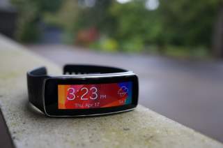 Samsung Gear Fit Review:  Terrible Fitness Tracker and Smartwatch, Cool Display