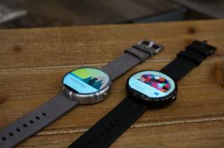 Difference Between the Moto 360 Black and Silver Models