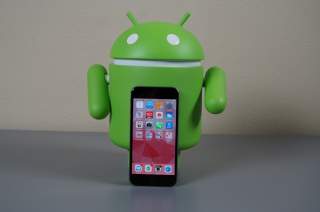 Android vs iOS Debate Ends in Violence