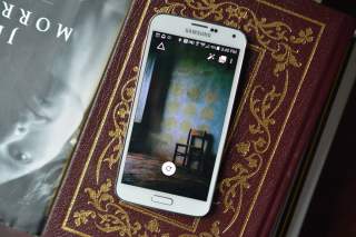 This Live Wallpaper is Hot:  HPSTR Live