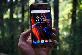 This Supermassive Black Hole Live Wallpaper Looks Sick