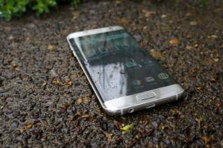 AT&T Will Give You a “Free” 48-Inch Samsung TV if You Buy a Galaxy S7 or S7 Edge and Their TV Service