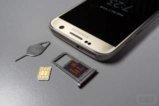 Inserting SIM and MicroSD Card in Your Galaxy S7 or Galaxy S7 Edge