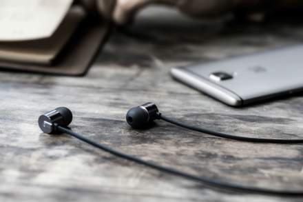 OnePlus Unveils the Bullets V2 Earbuds, Not USB Type-C