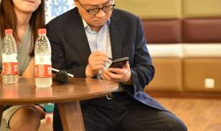 Here’s Samsung’s Mobile Boss Just Chilling With a Galaxy Note 9 (Updated)