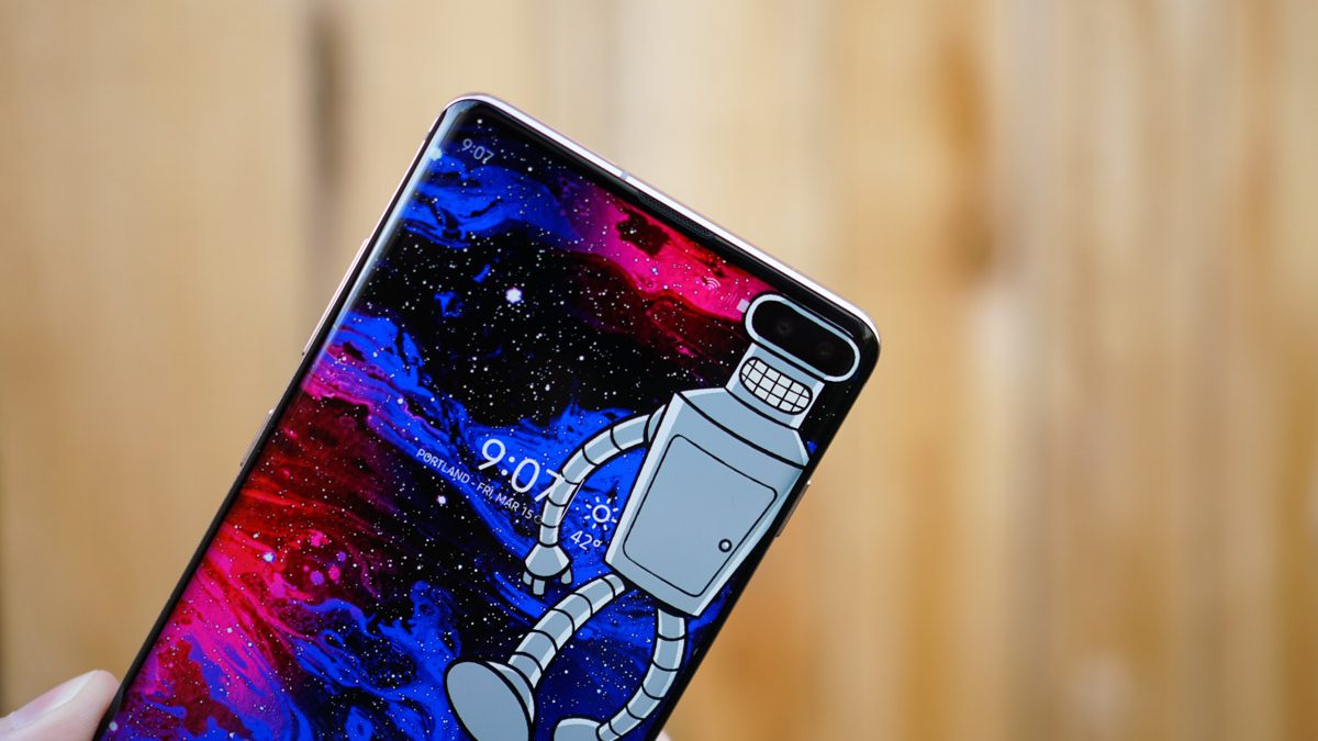 You Need These Wallpapers That Embrace Your Galaxy S10 Display Cutout