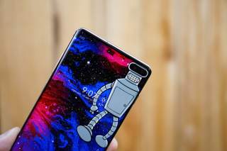 You Need These Wallpapers That Embrace Your Galaxy S10 Display Cutout
