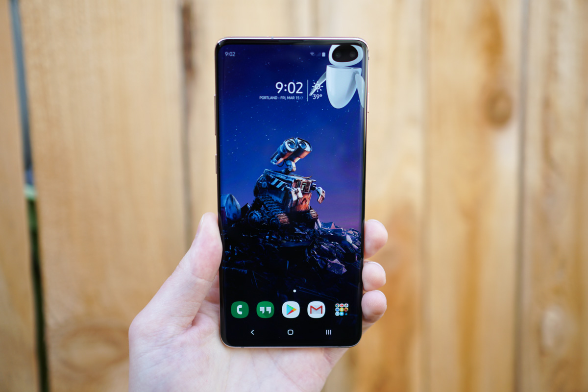 You Need These Wallpapers That Embrace Your Galaxy S10 Display Cutout