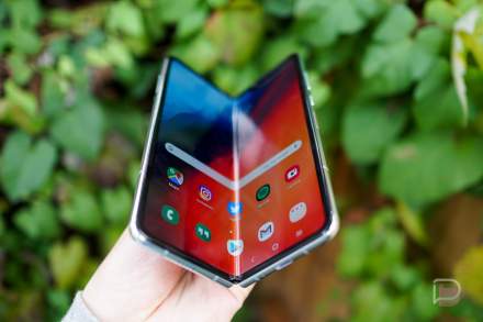 There’s Something Off About These Galaxy Fold Reviews on Best Buy