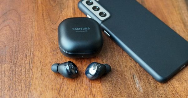 No one can figure out how to wear Samsung’s Galaxy Buds Pro