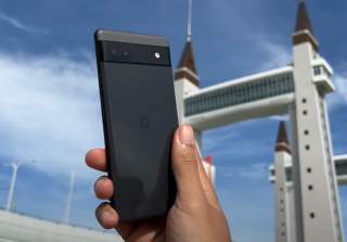 YouTubers Take Us on Tour of the Pixel 6a