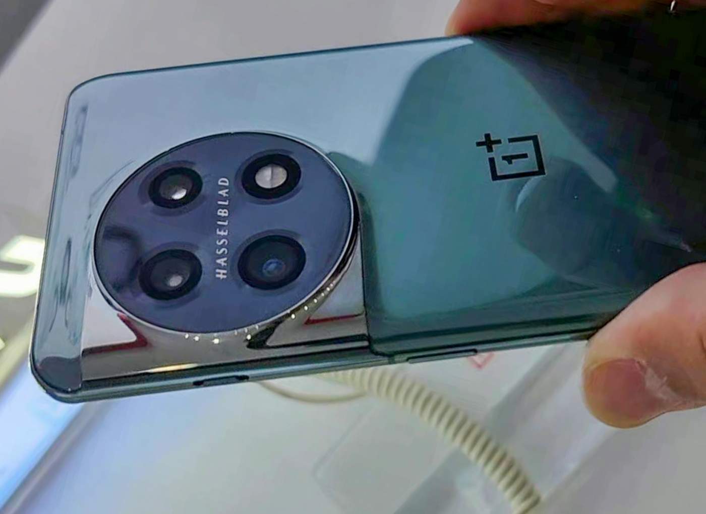 OnePlus 11 Out Here Dancing, Shining in Hands a Bit Early