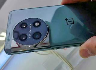 OnePlus 11 Out Here Dancing, Shining in Hands a Bit Early