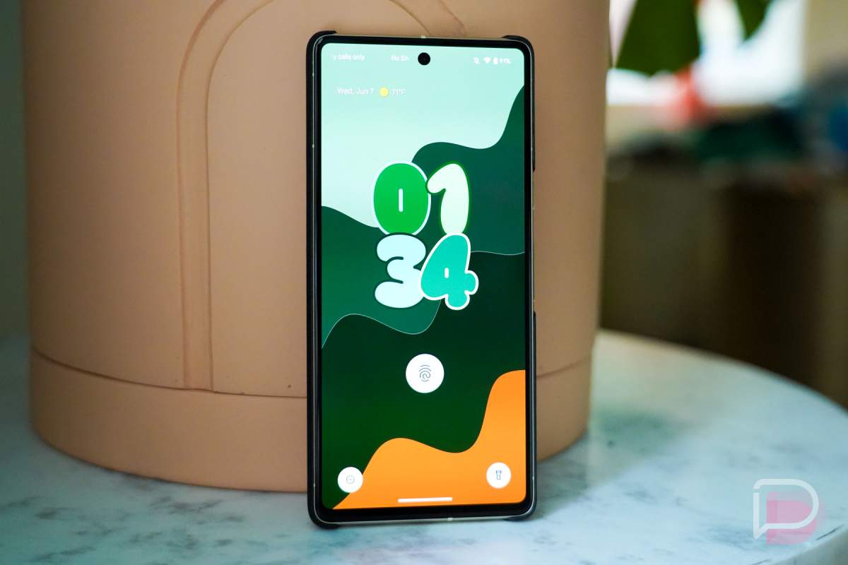 New Android 14 Beta Adds Awesome New Lock Screen Clocks