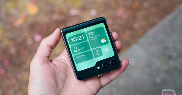 Samsung Smacks $785 Off Galaxy Z Flip 5 for You - Vimarsana News
