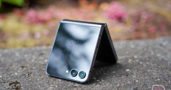 Samsung Smacks $925 Off Galaxy Z Flip 5 - Vimarsana News