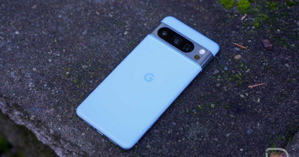 صفحه نمایش صورتی عجیب Pixel 8 Pro شما در حال تعمیر است صفحه نمایش صورتی عجیب Pixel 8 Pro شما در حال تعمیر است