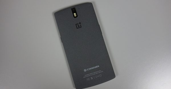 جعبه گشایی OnePlus One در Sandstone جعبه گشایی OnePlus One در Sandstone