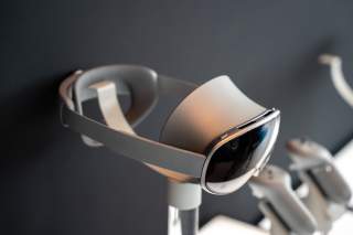 Galaxy XR Launch Reactions: $1,800 Headset With No Controllers?