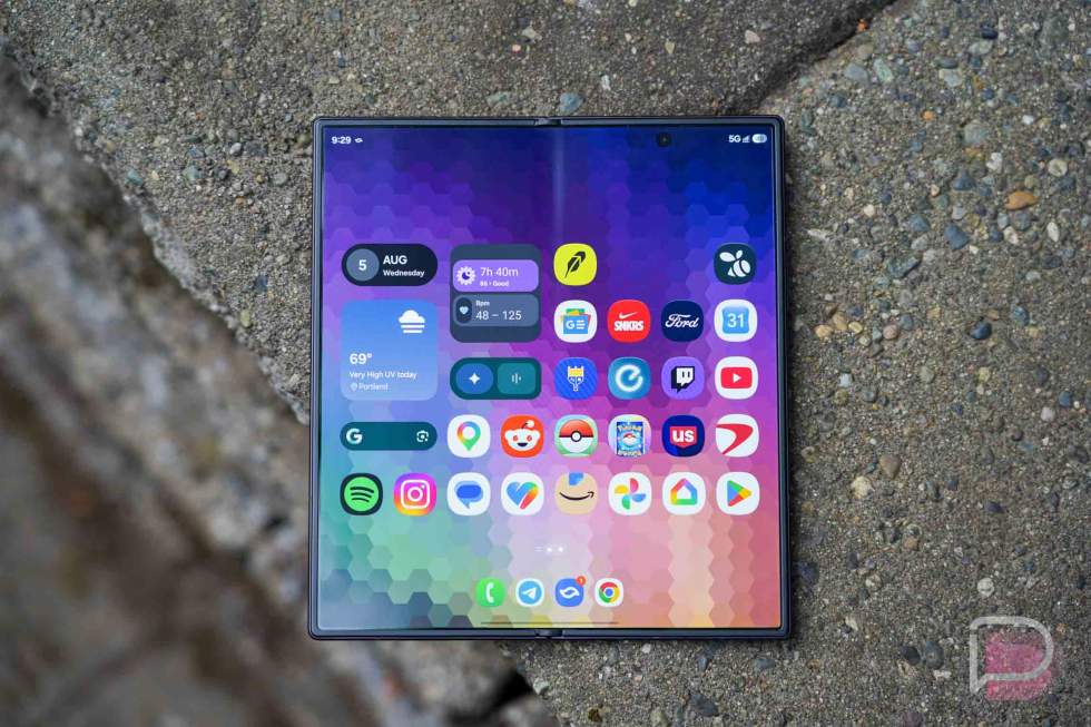 Galaxy Z Fold 8 inside display size, brightness, review