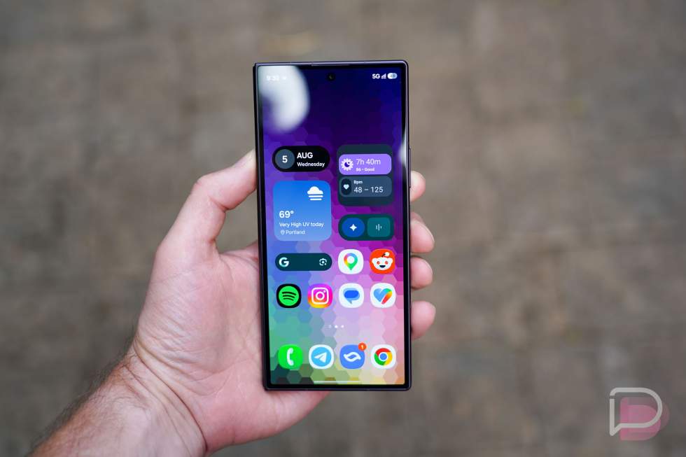 Galaxy Z Fold 8 in hand size, display, refresh rate
