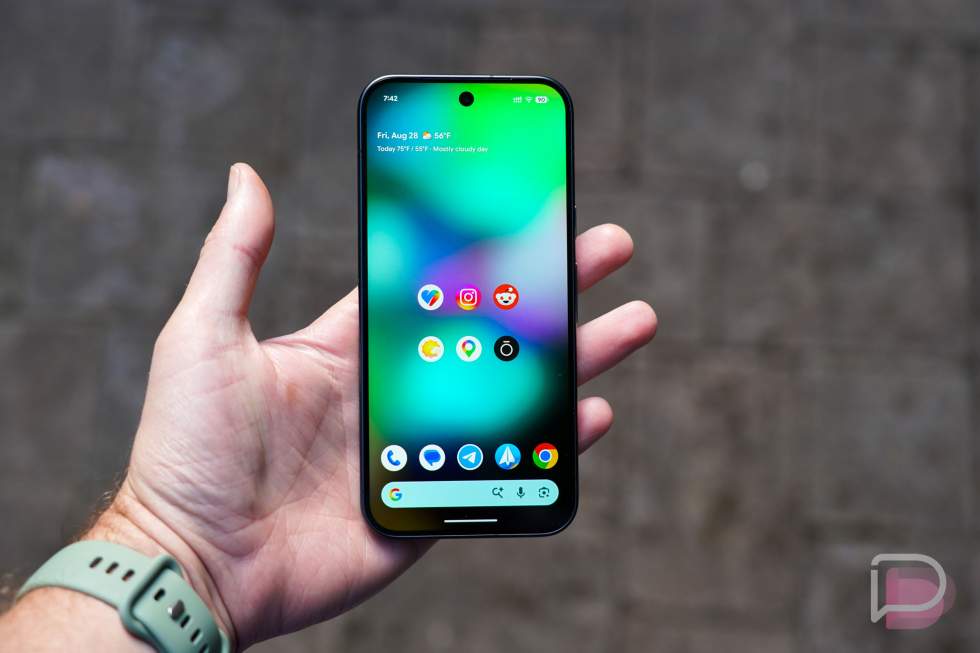 Pixel 11 Pro - Pixel 11 Pro XL - in hand size