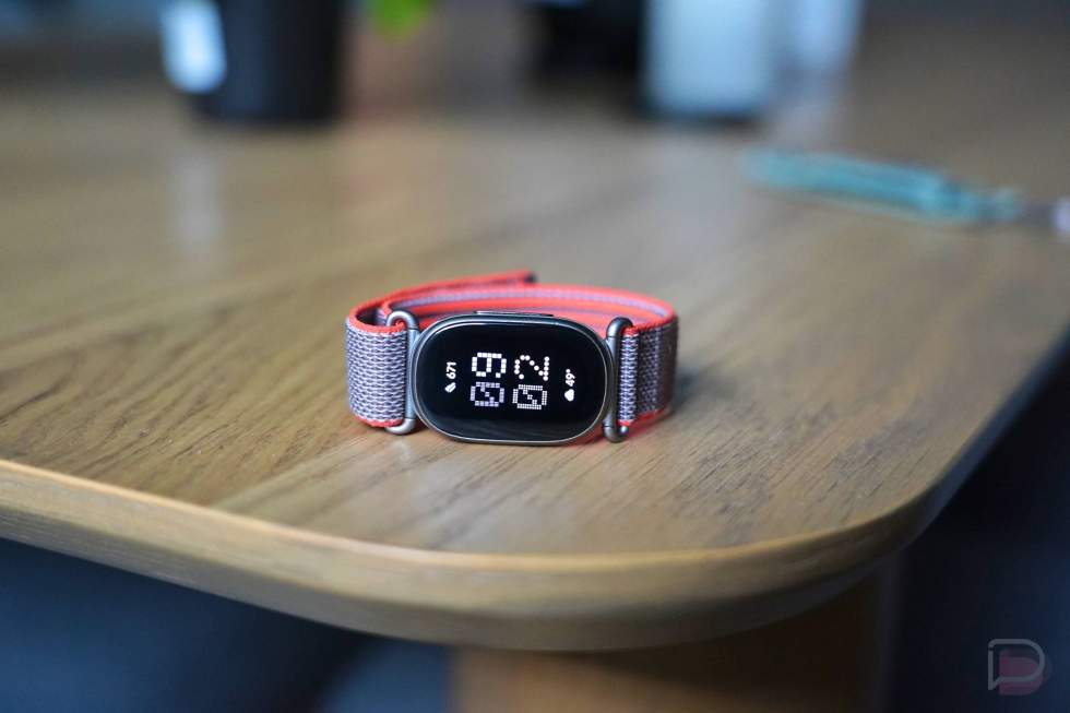 Fitbit Edge clocks, watch faces, apps, health tracking